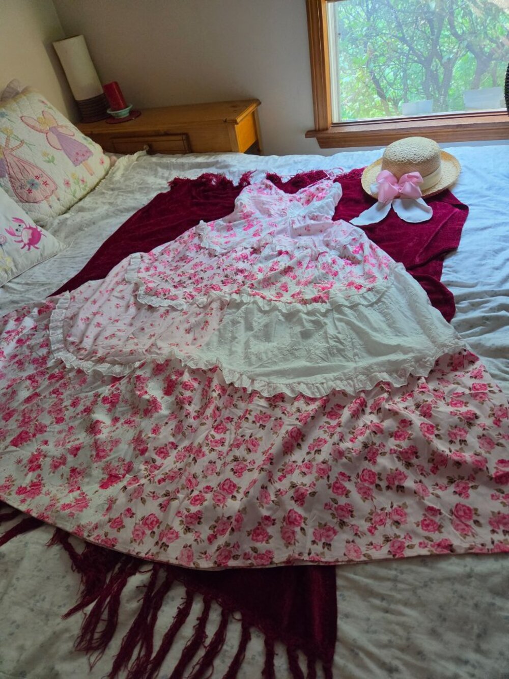 STUNNING..FULL SWEEP..COTTON AND LACE AND ROSES MAXI PERFECTION. MEDIUM
